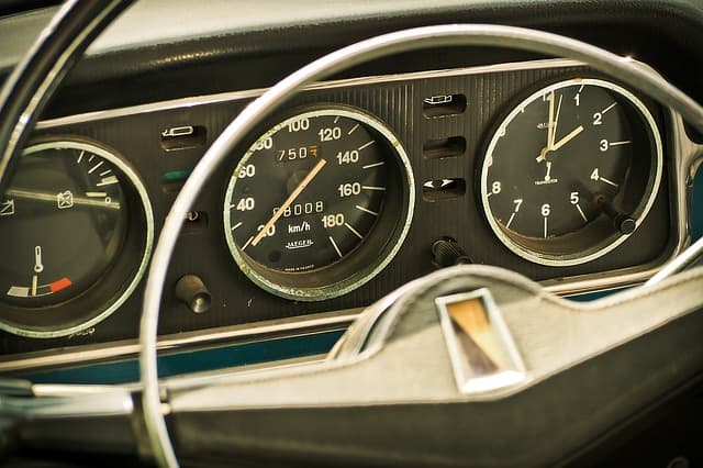 車のダッシュボード、KPI に類似