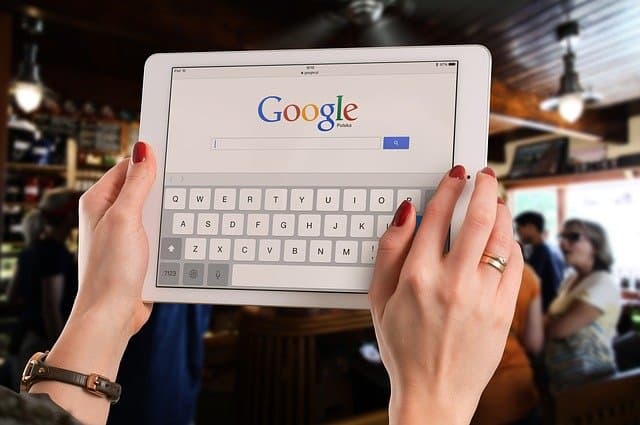 Google 検索を行うユーザー