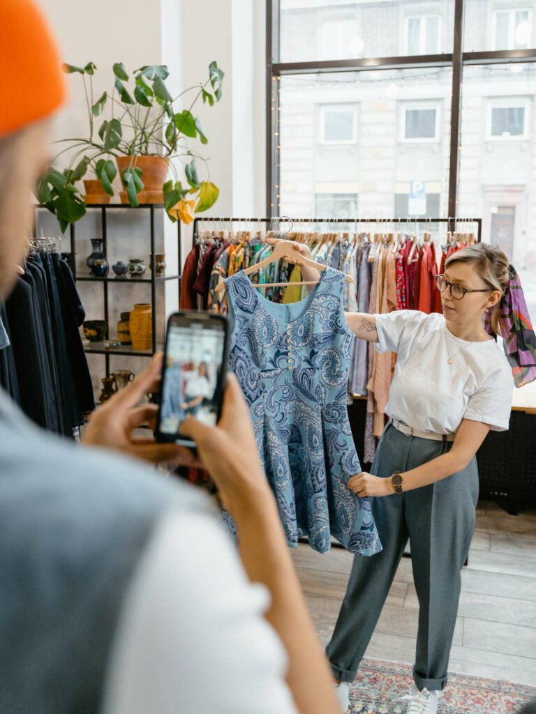 Azienda che mostra prodotti negli acquisti in livestream.