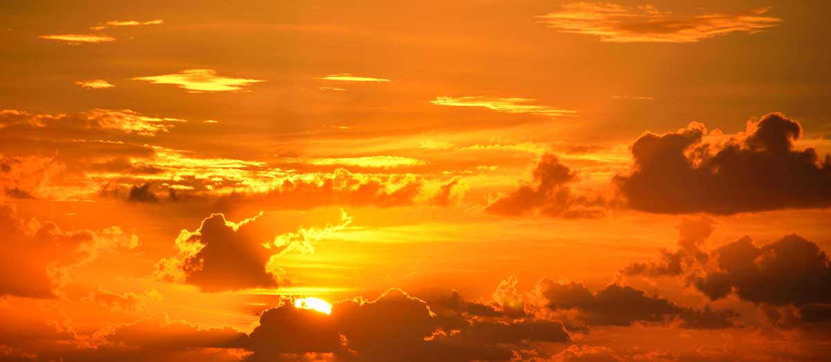 orangefarbener Himmel bei Sonnenuntergang.