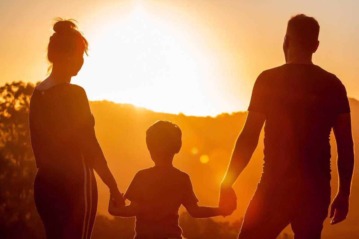 Silhouette der Familie vor Sonnenuntergang.