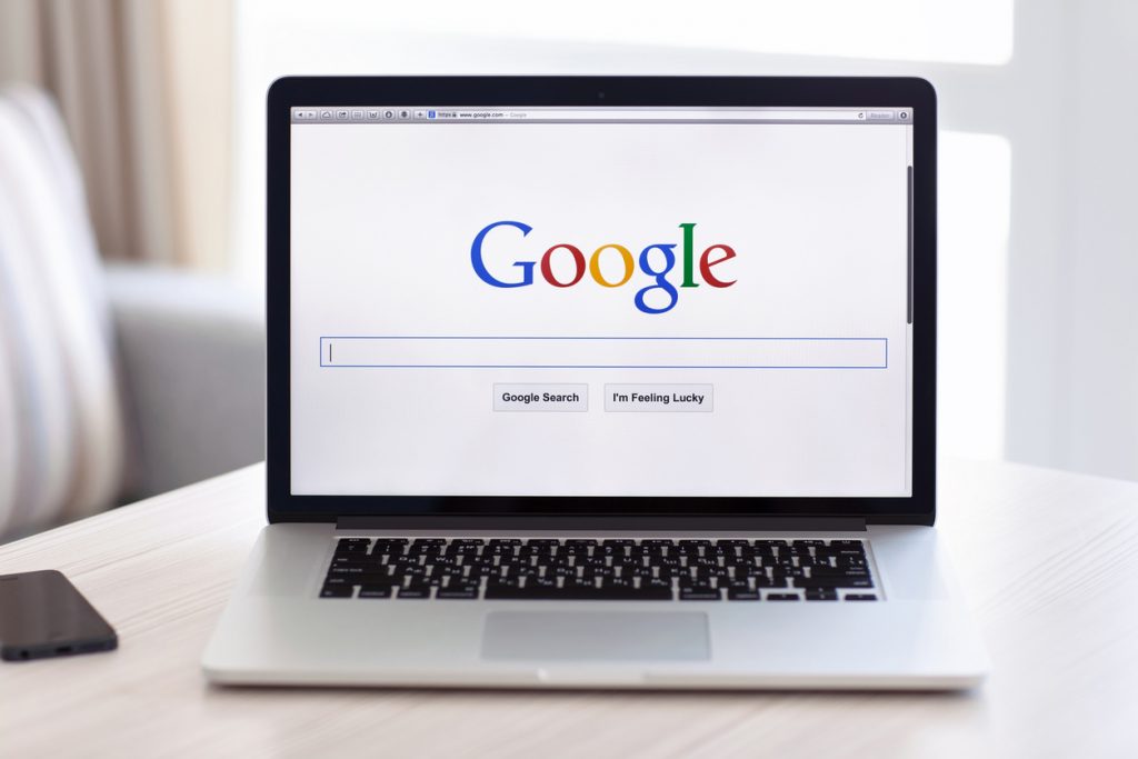 화면에 Google 홈페이지가 있는 MacBook Pro Retina