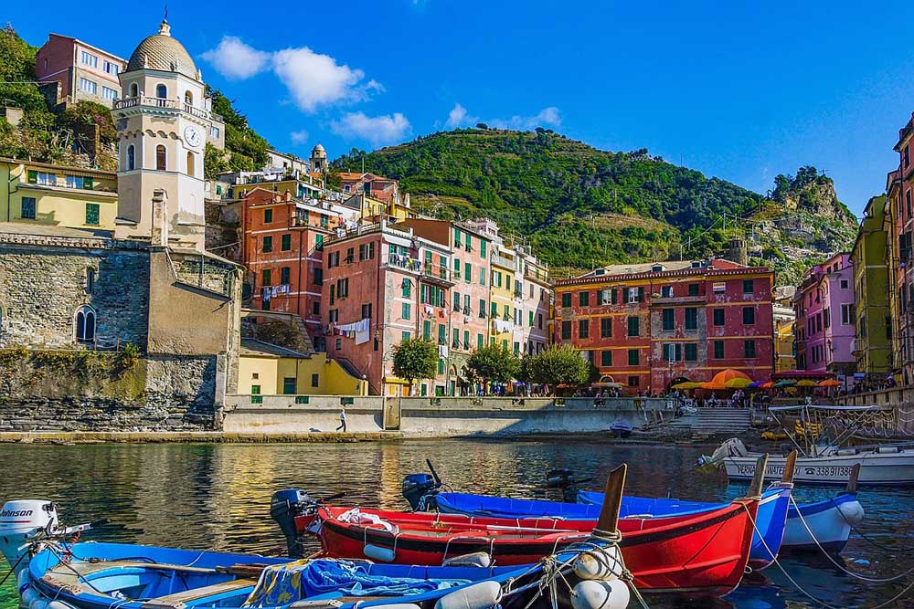 イタリア、チンクエテッレ、ヴェルナッツァの小さな湾の旅行ビジネス Web サイト用に撮影された写真