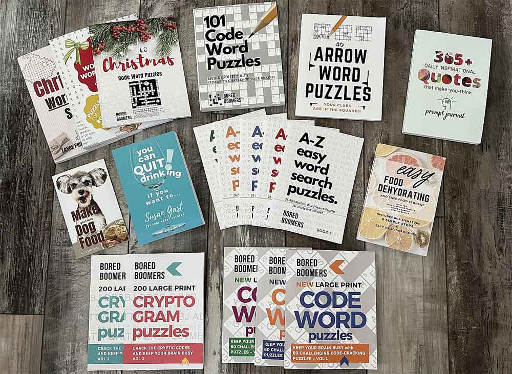 Variedad de libros esparcidos sobre una mesa.