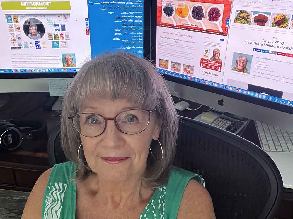 Susan Gast en su estación de trabajo de creación de sitios web