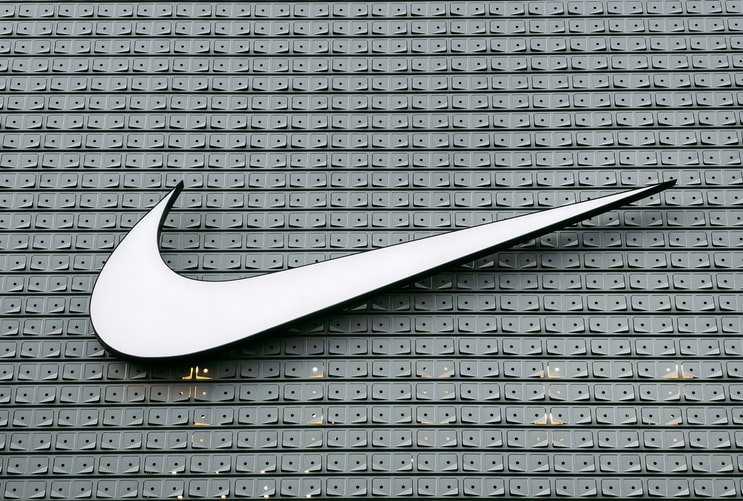 logo nike blanc sur le côté du bâtiment gris