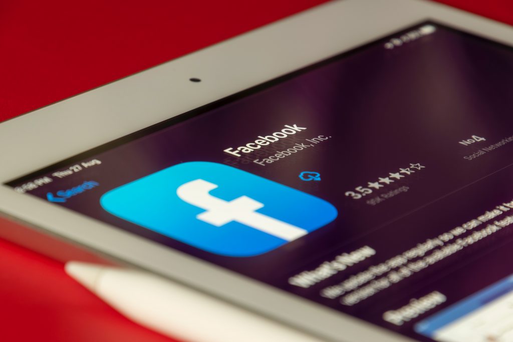 Aplicația Facebook în magazinul de aplicații Apple