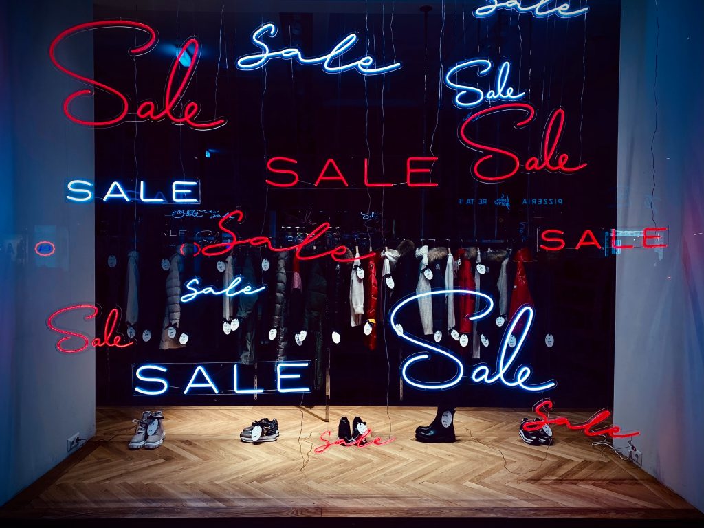 vitrine avec vente dans différentes polices rouges et blanches