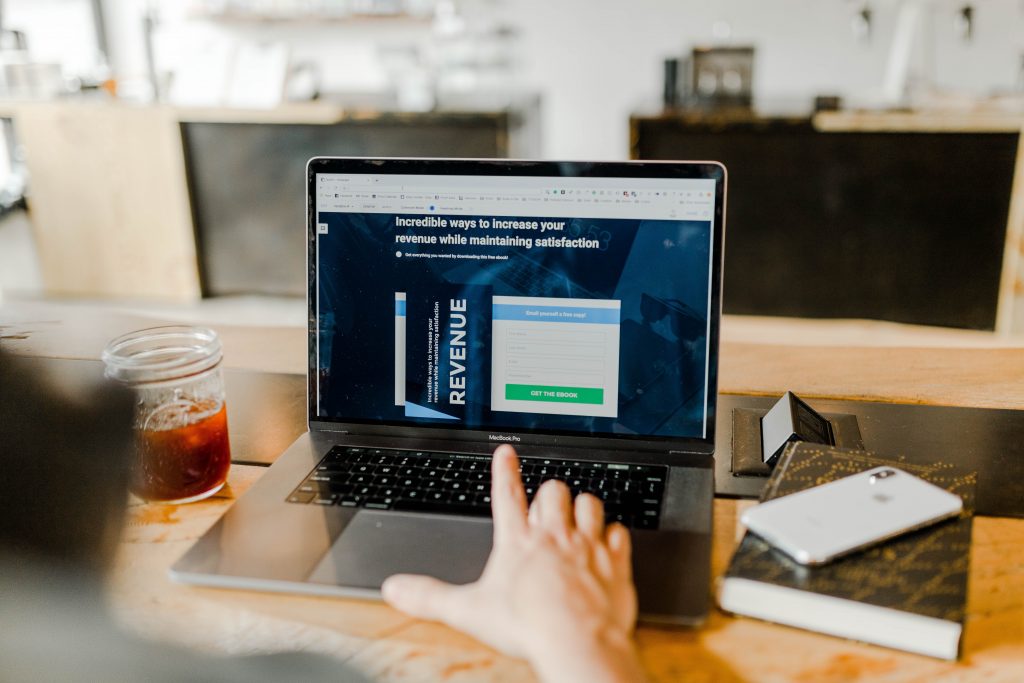 Degetul trecând peste o tastatură - Este PPC marketing inbound sau outbound - Copify blog