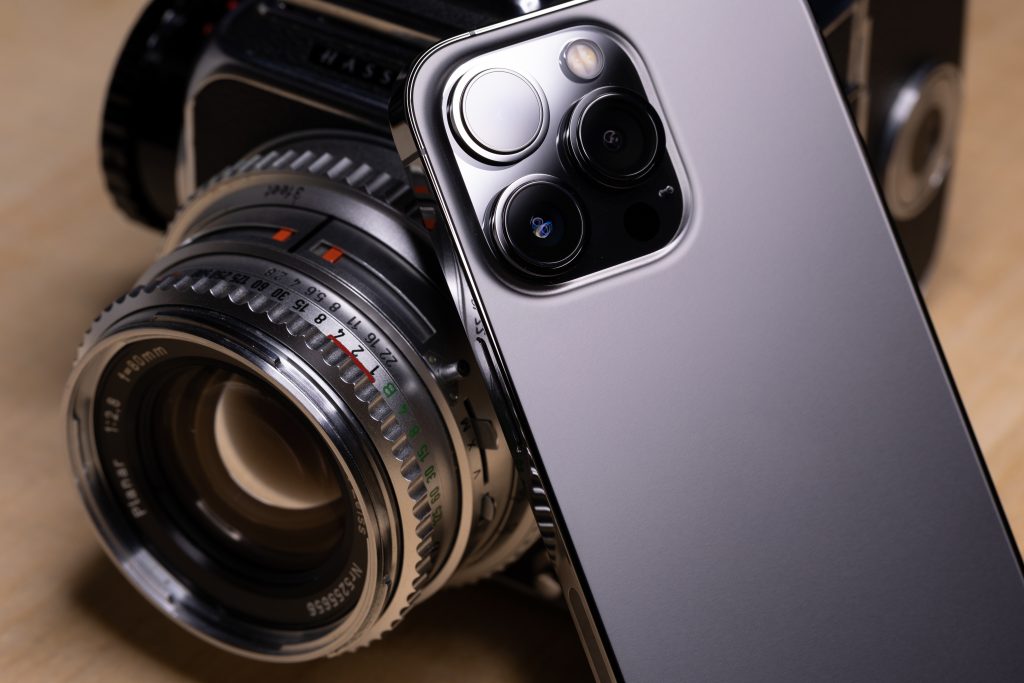 Image d'un appareil photo et d'un smartphone - Comment rédiger un texte publicitaire efficace sur Facebook - Blog de COPify