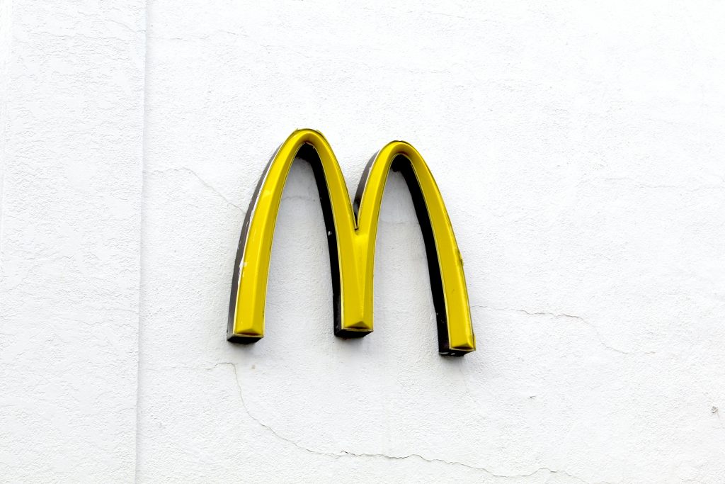 Sigla McDonalds pe fundal alb - Cum să creați conștientizarea mărcii dvs. - Copify blog