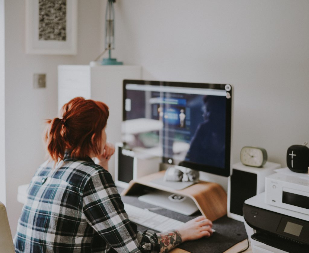 Femme éditant une page Web - Comment mettre à jour le contenu du site Web pour le référencement