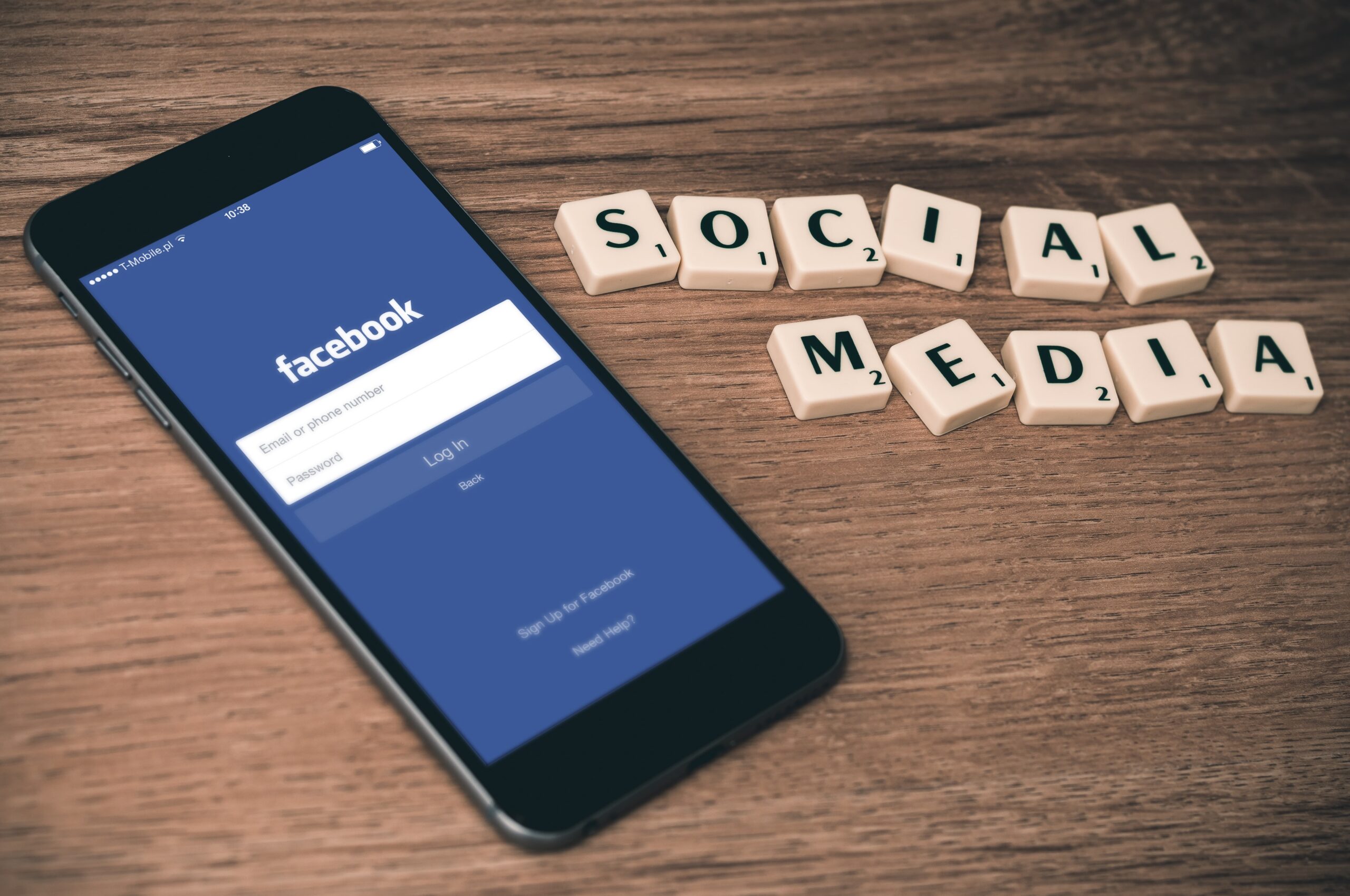 打开 Facebook 应用程序的智能手机和社交媒体拼写成拼字游戏