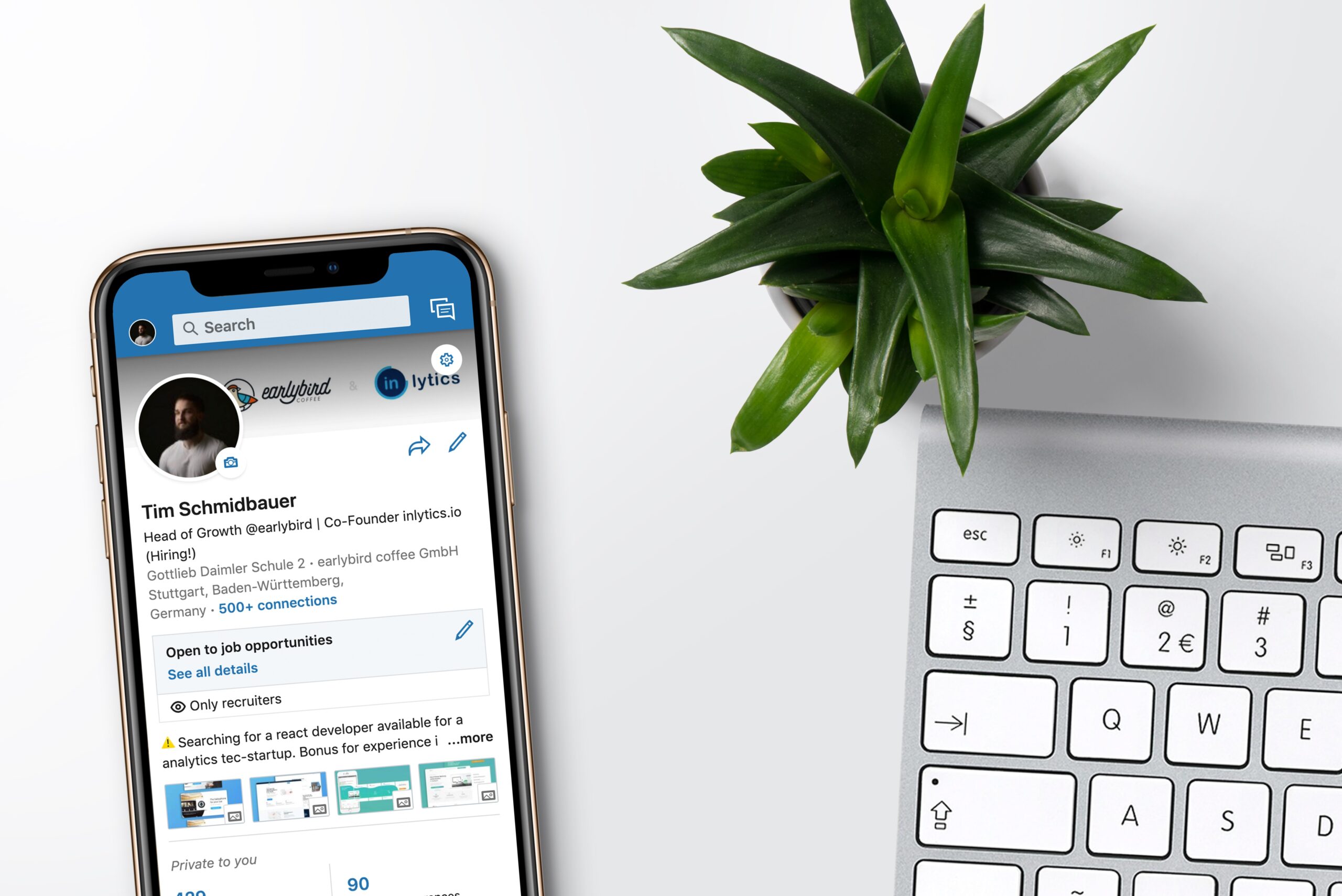 已打开 LinkedIn 应用程序且旁边有键盘的智能手机