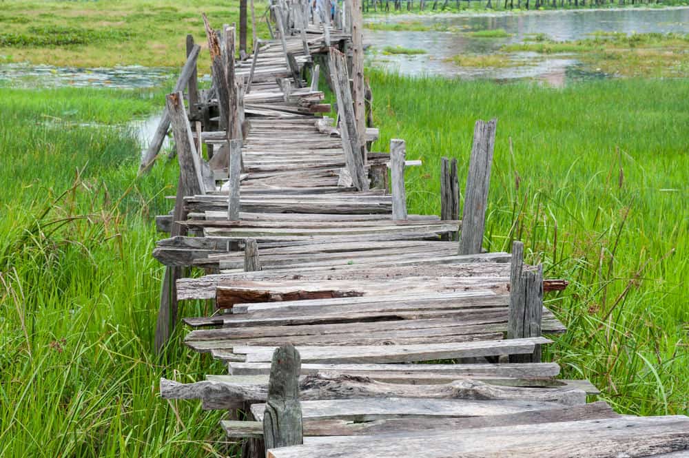 Puente de madera destartalado
