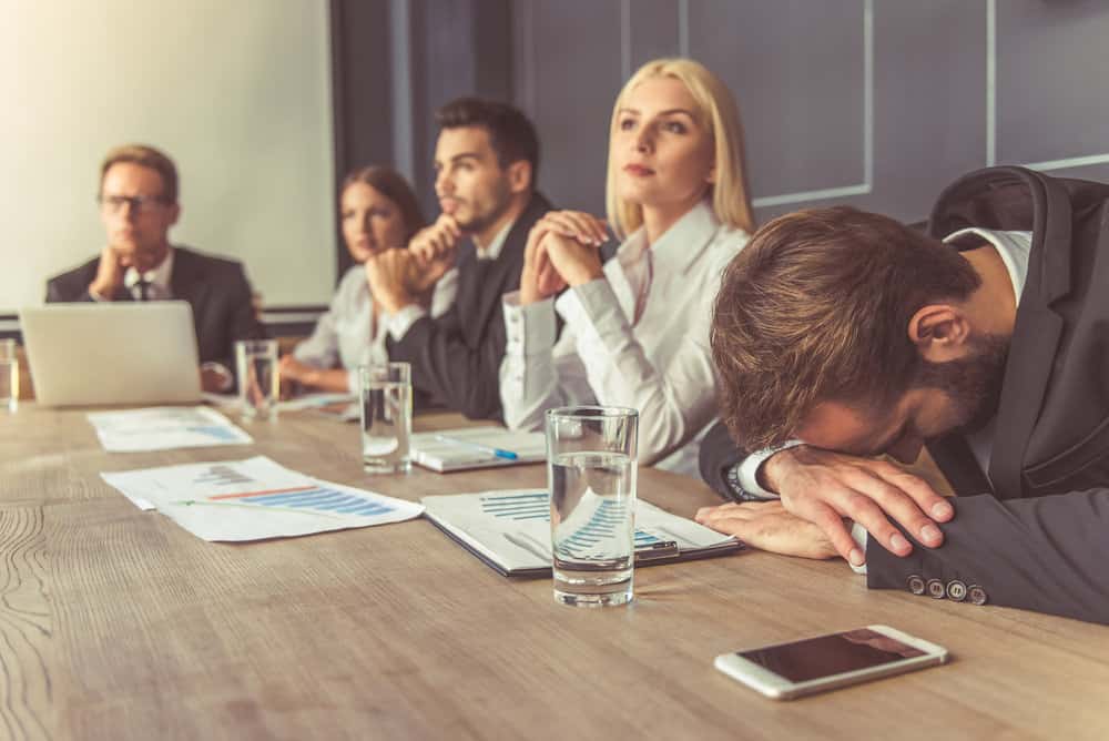Gente aburrida en una reunión de negocios