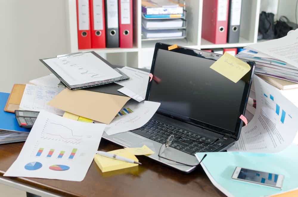 Escritorio desordenado en la oficina