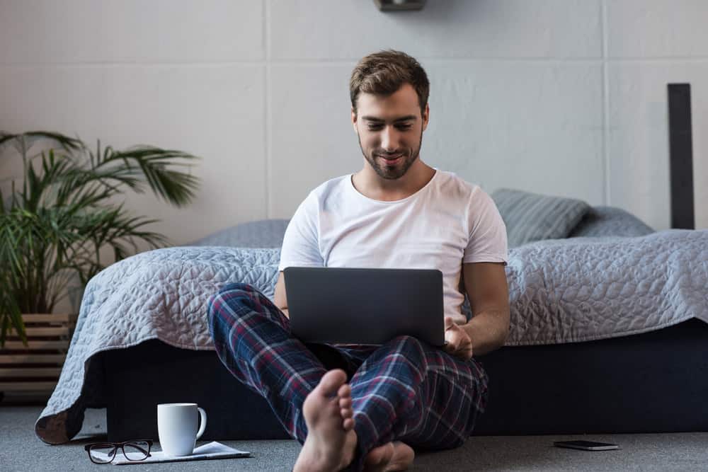 Homme travaillant à domicile dans la chambre