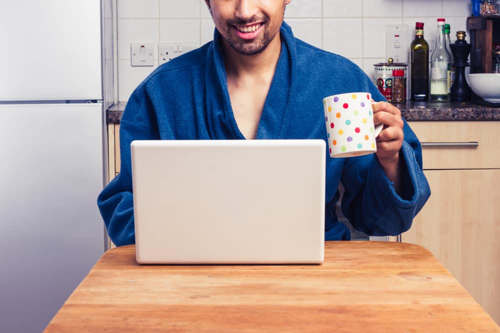 Homme travaillant à domicile dans une robe
