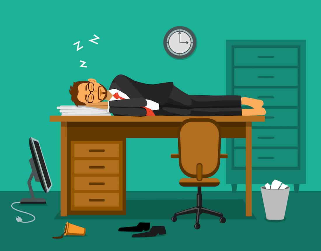 Homme dormant sur le bureau au travail