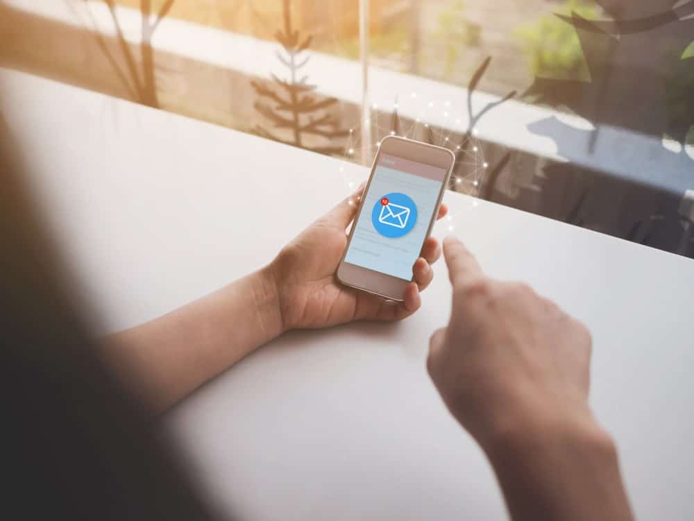 Un smartphone care afișează un nou e-mail pe ecran.
