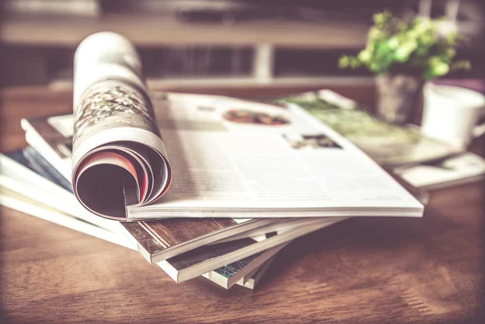 Tumpukan artikel majalah di atas meja