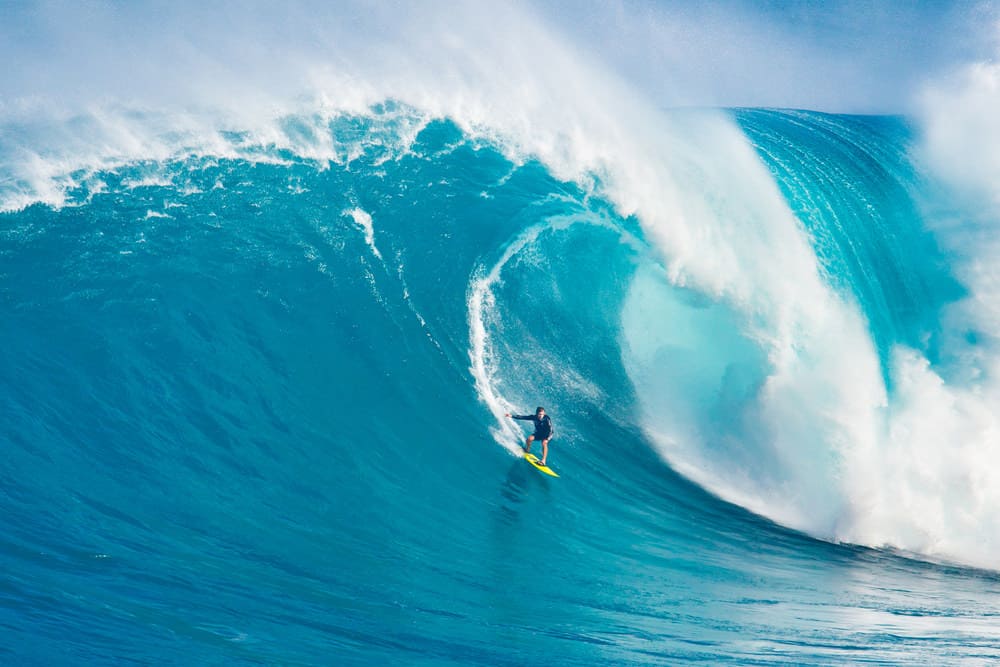 Professioneller Surfer Carlos Burle reitet eine Riesenwelle am legendären Big-Wave-Surfbruch „Jaws“ während einer der größten Wellen des Winters am 13. März 2011 in Maui, HI.
