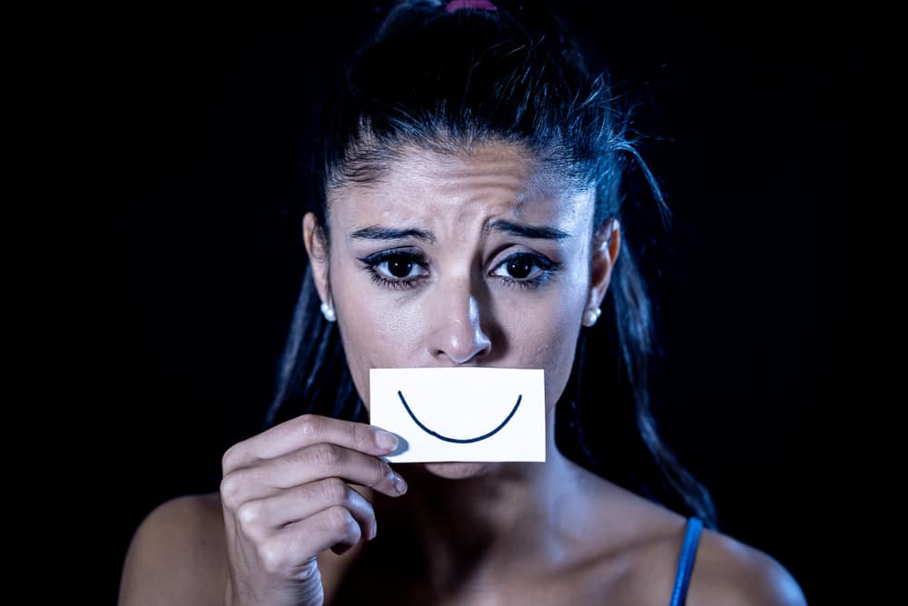 หญิงเศร้ากับรอยยิ้มจอมปลอม