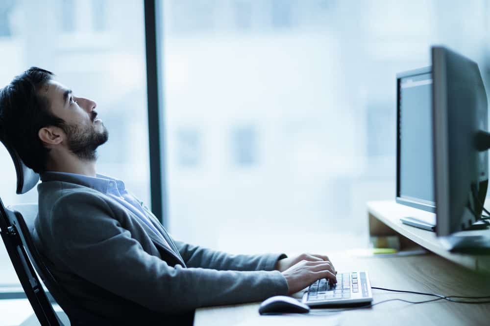 Homem entediado no computador