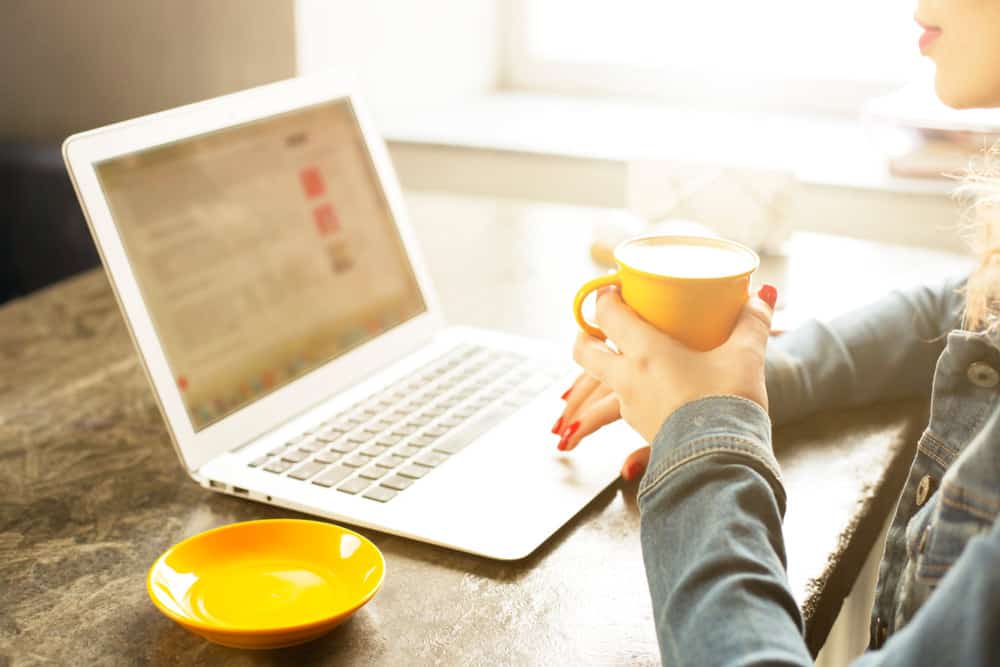Femme écrivant un article de blog sur un ordinateur portable