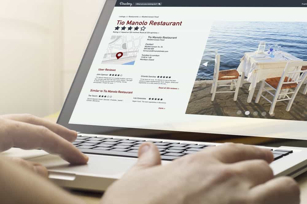 Site Web de l'annuaire affiché sur un écran d'ordinateur portable.