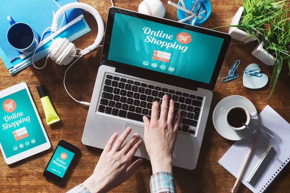 Site de commerce électronique affiché sur un écran d'ordinateur portable.