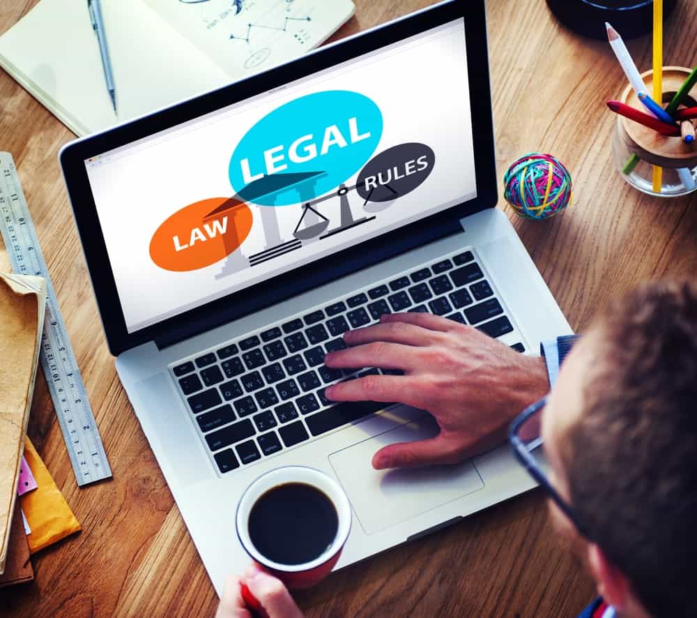Site Web de droit affiché sur un écran d'ordinateur portable.