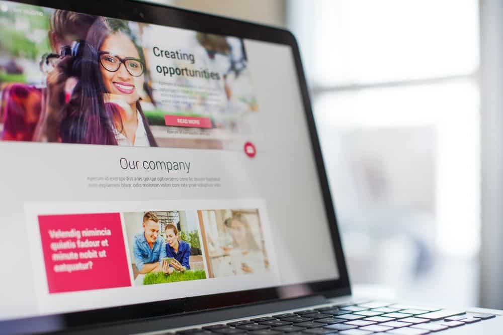 Site Web d'entreprise affiché sur un écran d'ordinateur portable.