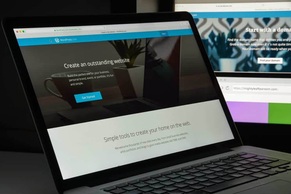 WordPress 홈페이지를 보여주는 노트북 화면.