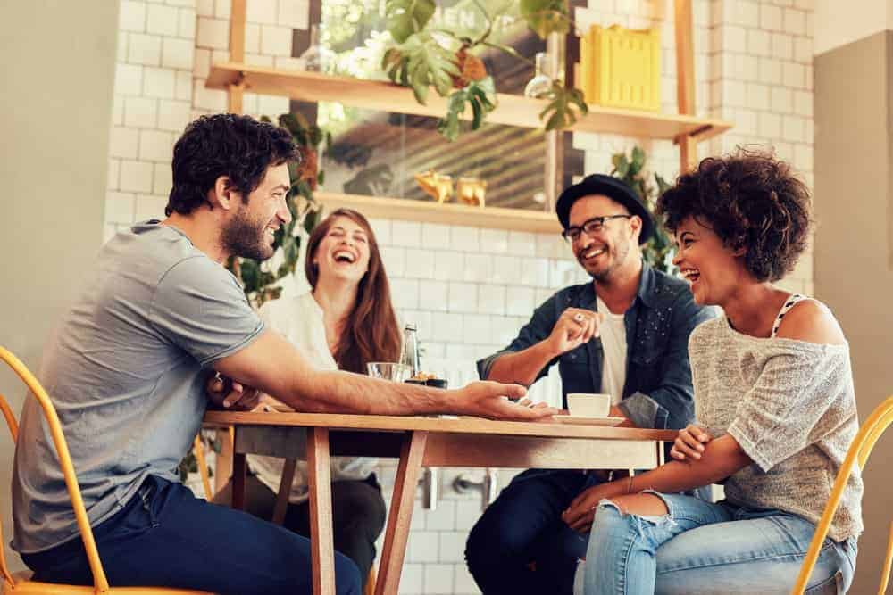 Un gruppo di amici in giro in un bar.