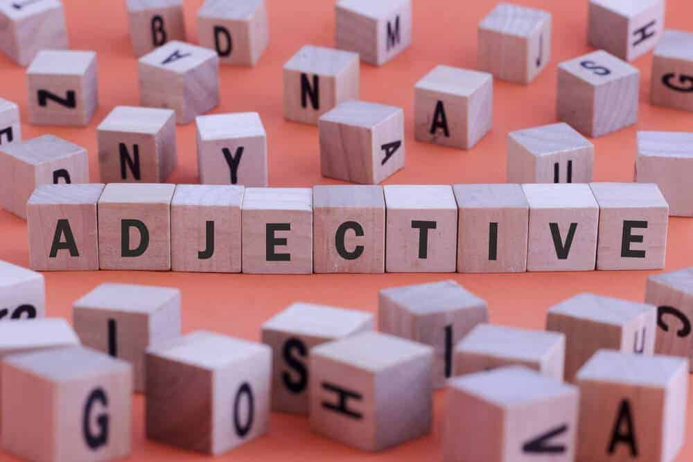 Kata "adjective" dieja menggunakan potongan scrabble.