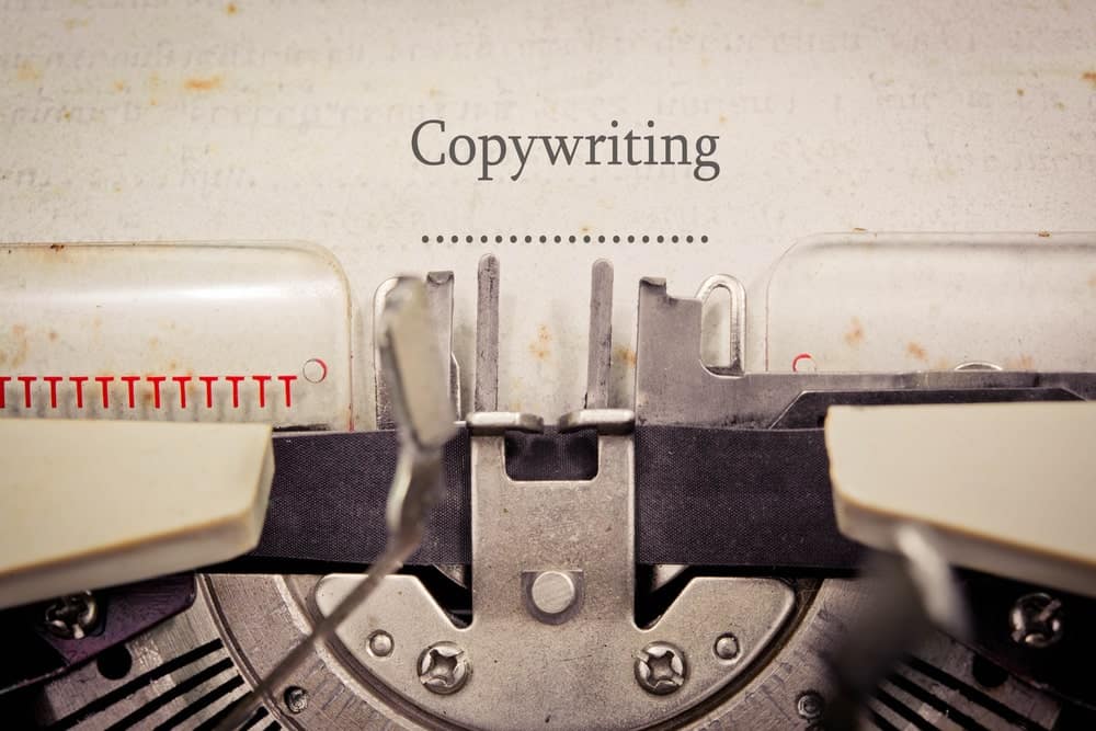 „Copywriting” scris la o mașină de scris veche.