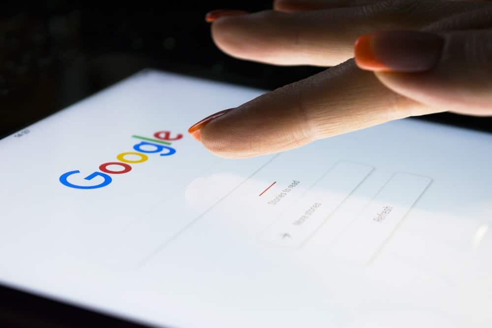 Google에서 검색하는 여성을 자세히 살펴보세요.