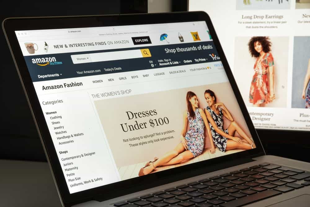 화면에 Amazon 사이트가 있는 개방형 노트북.