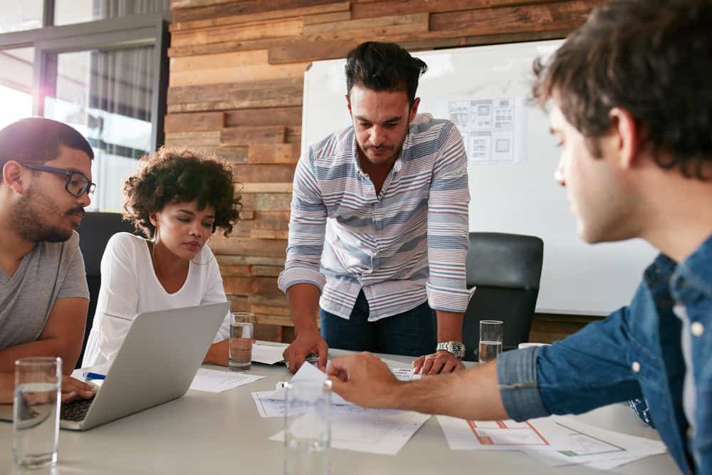 Gruppo di persone che scrivono articoli