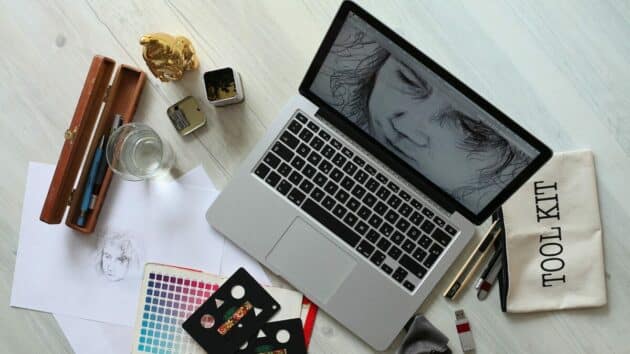 Apple-Macbook-Künstler-Farbe-Kreatives-Design-Schreibtisch-Grafik-Zeichnung-Skizze-Arbeit