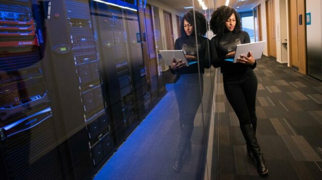 Hardware-Monitor-Programmierer-Server-Software-Ingenieur-Datenraum
