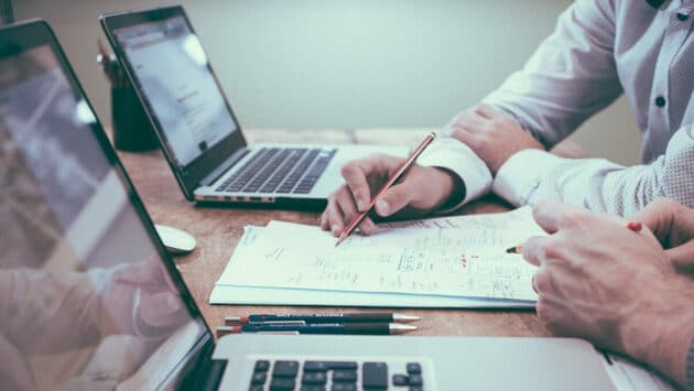 arbeit-business-meeting-office-research-data-plan-team