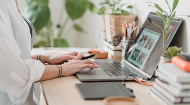 Laptop-Freelance-Grafic-Internet-Job-Online-Foto-Stylus-Touchpad-Lucrul