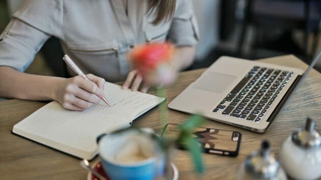 content-marketing-desk-laptop-note-work-writing-articol-blog