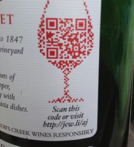 QR kodlu bir kadeh şarap