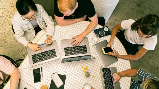 kerjasama-bisnis-rekan kerja-digital-pemasaran-diskusi-rapat-kantor-penelitian-tim-startup