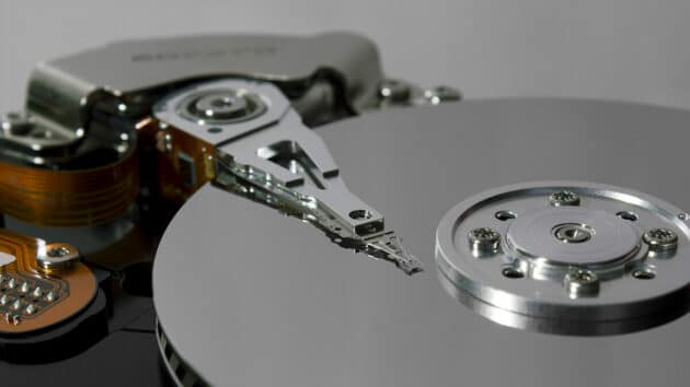 hard-disk-komputer-data-teknologi-drive-backup-digital-aset-keamanan