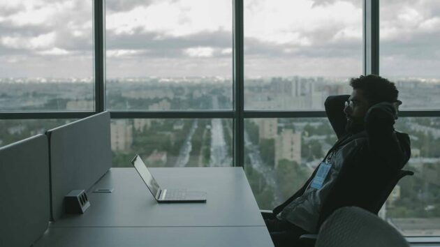 bisnis-cloud-cybersecurity-teknologi-laptop-kantor-programmer-kerja
